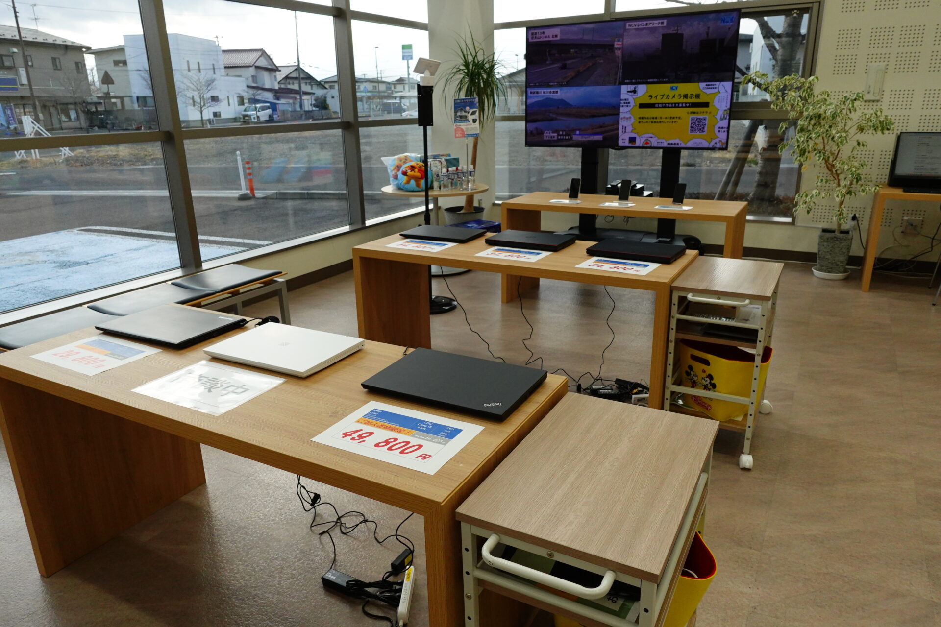 店内の風景。パソコンとスマホがテーブルに並んでいる。